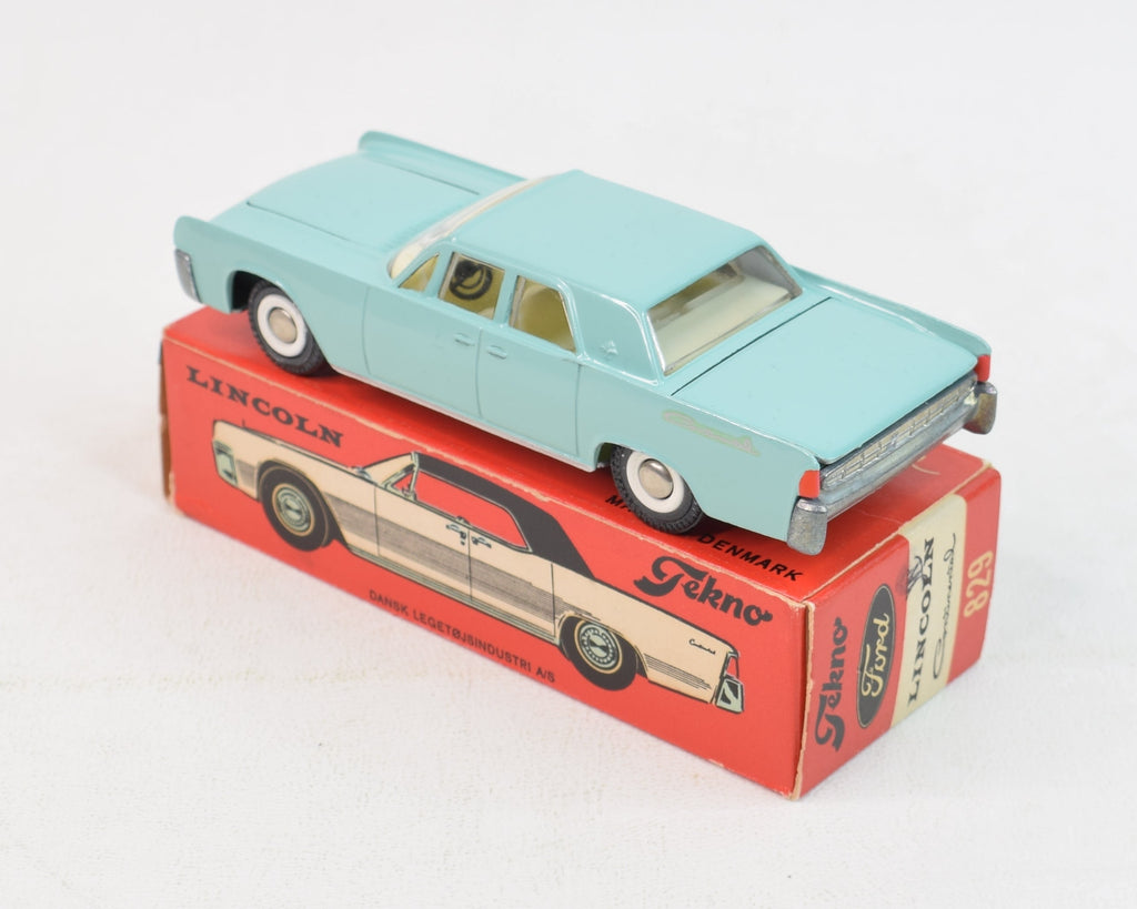 TEKNO NO.829 LINCOLN CONTINENTAL （白） White Tekno Lincoln Continental with Red Interior & Window Crack