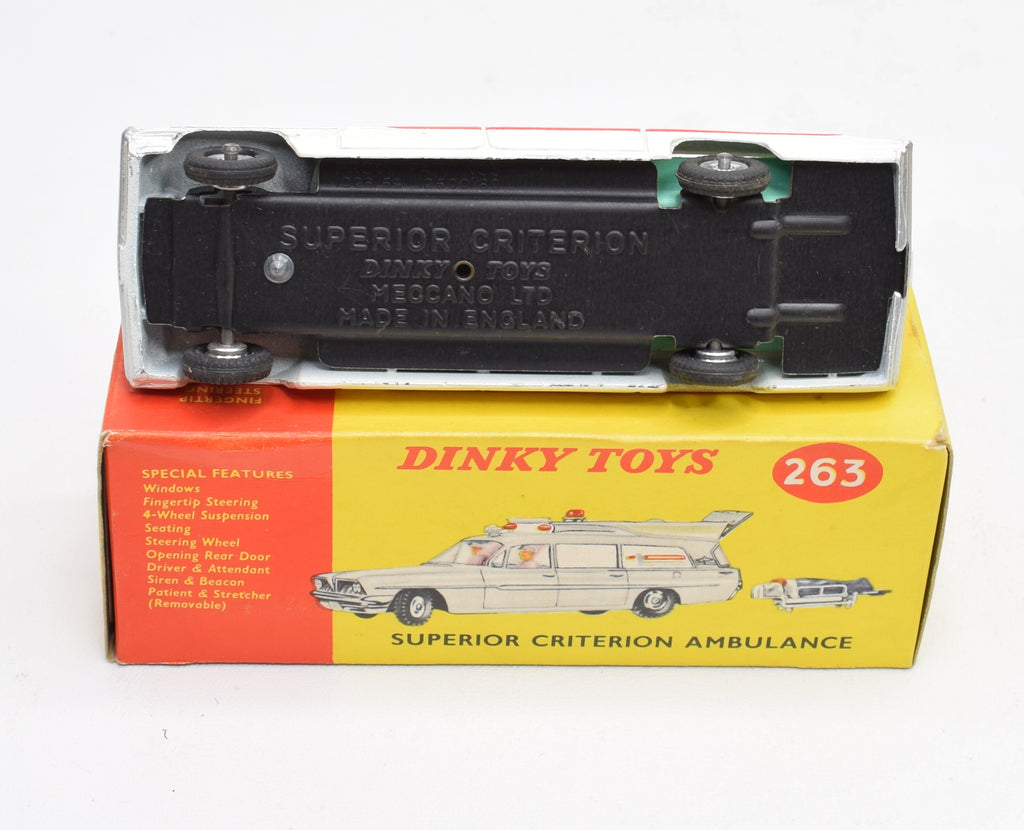 Voiture Dinky Toys Ghostbuster Corbillard Ambulance - échelle 1:43 - Occasion à Restaurer