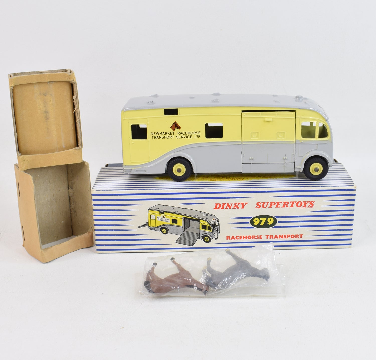 Dinky toys 979 'NEWMARKET'  Horse Box Virtually Mint/Boxed