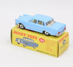 Dinky toys 186 Mercedes Benz 220 se Virtually Mint/Nice box