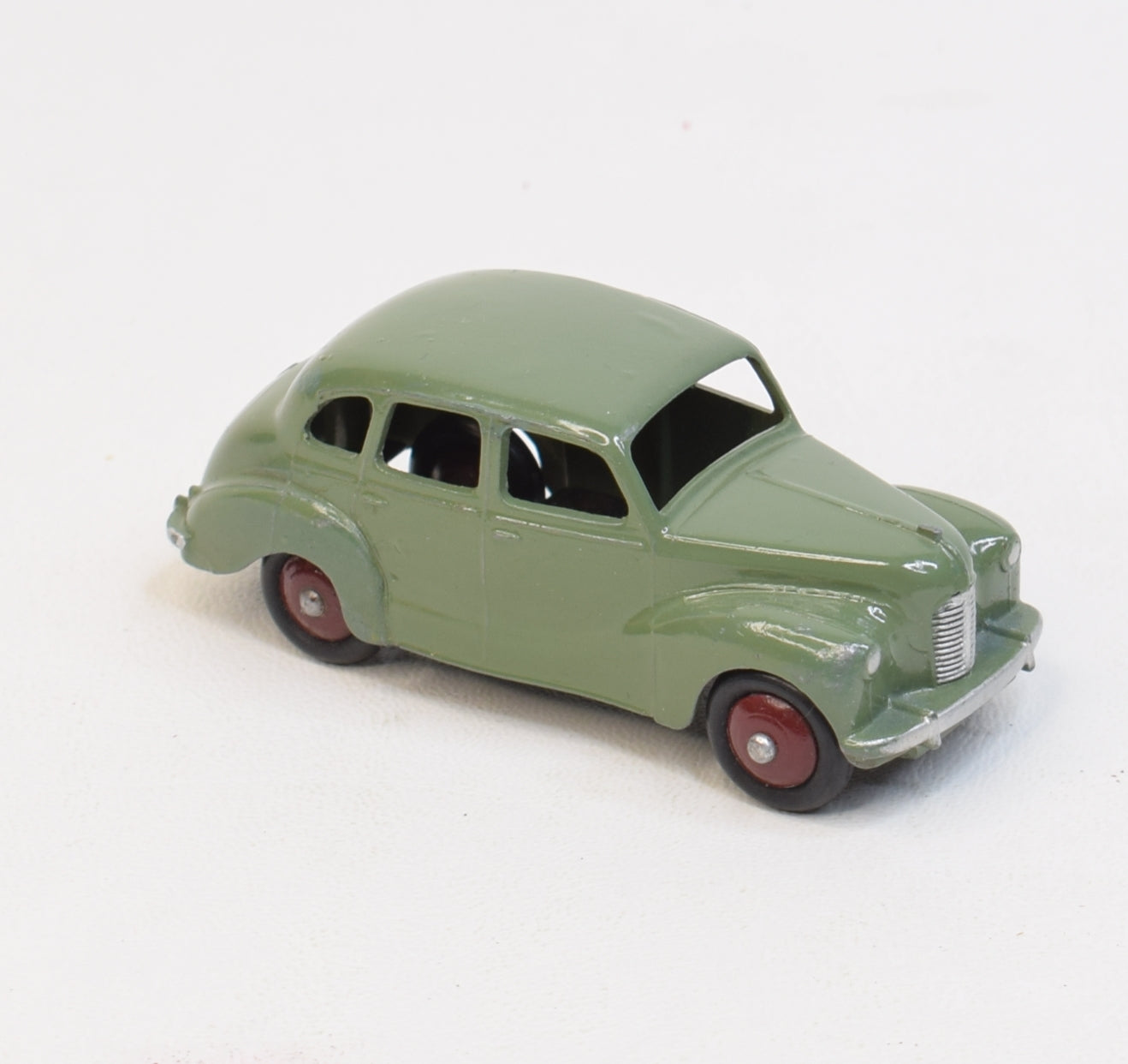 Dinky Toys 152 Austin Devon Virtually Mint (Maroon hubs)