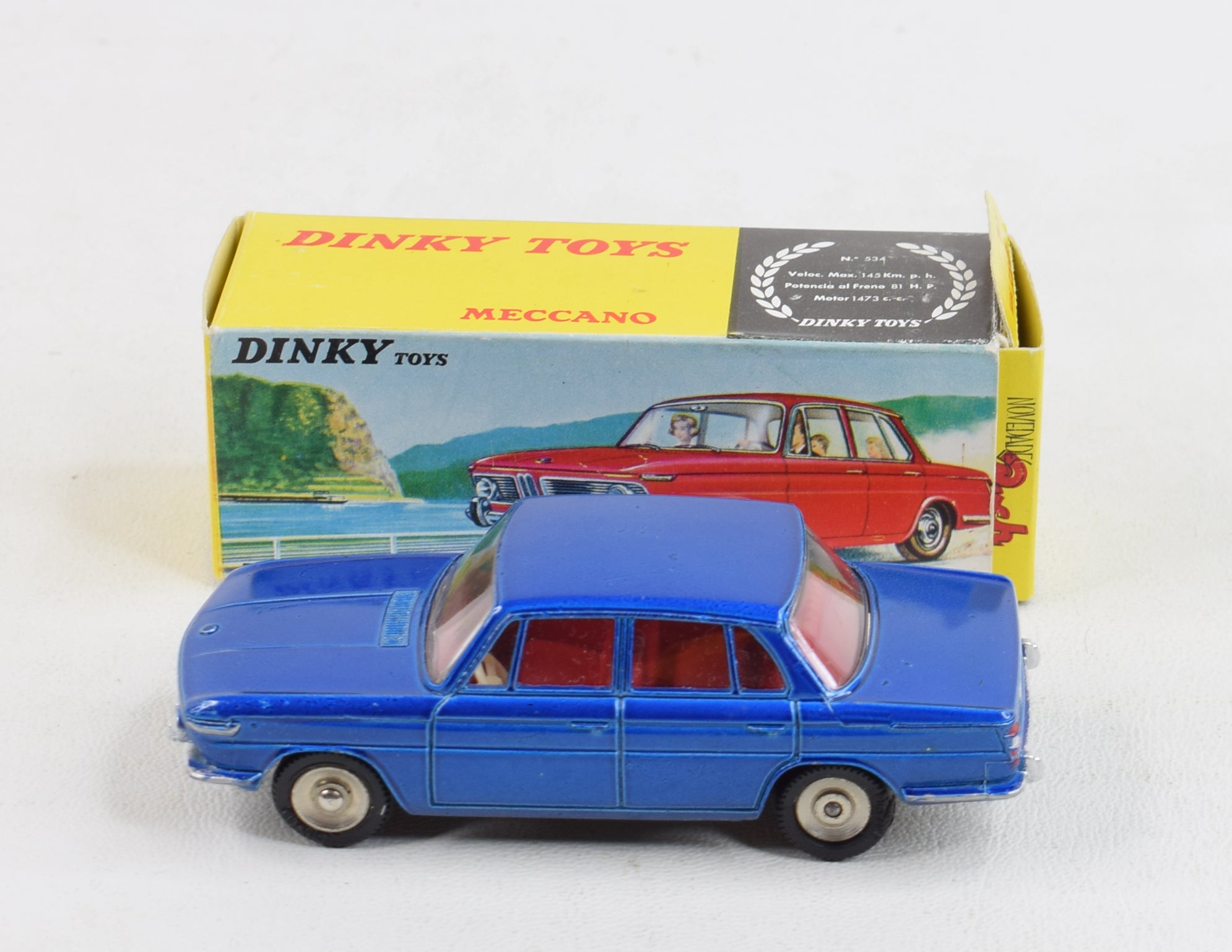 Dinky toys France - Bmw 1500, couleur verte tilleul, éclat sur montant Dinky toys France - Bmw 1500, couleur verte tilleul, éclat sur montant