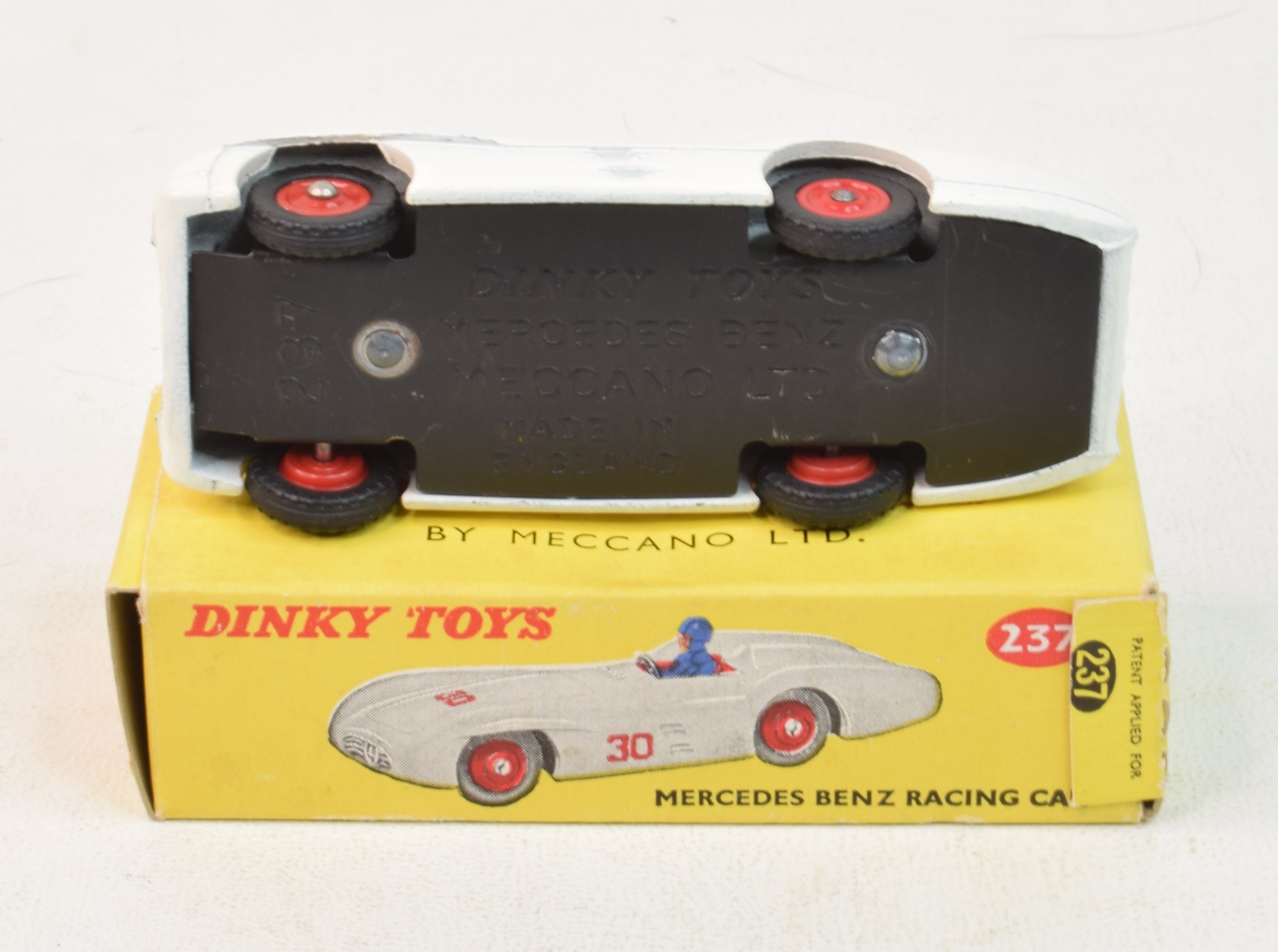 Dinky Toys - Figura Metallica Pilota Auto Sportiva - Serie 100 - Riproduzione 2024 Non Dipinta