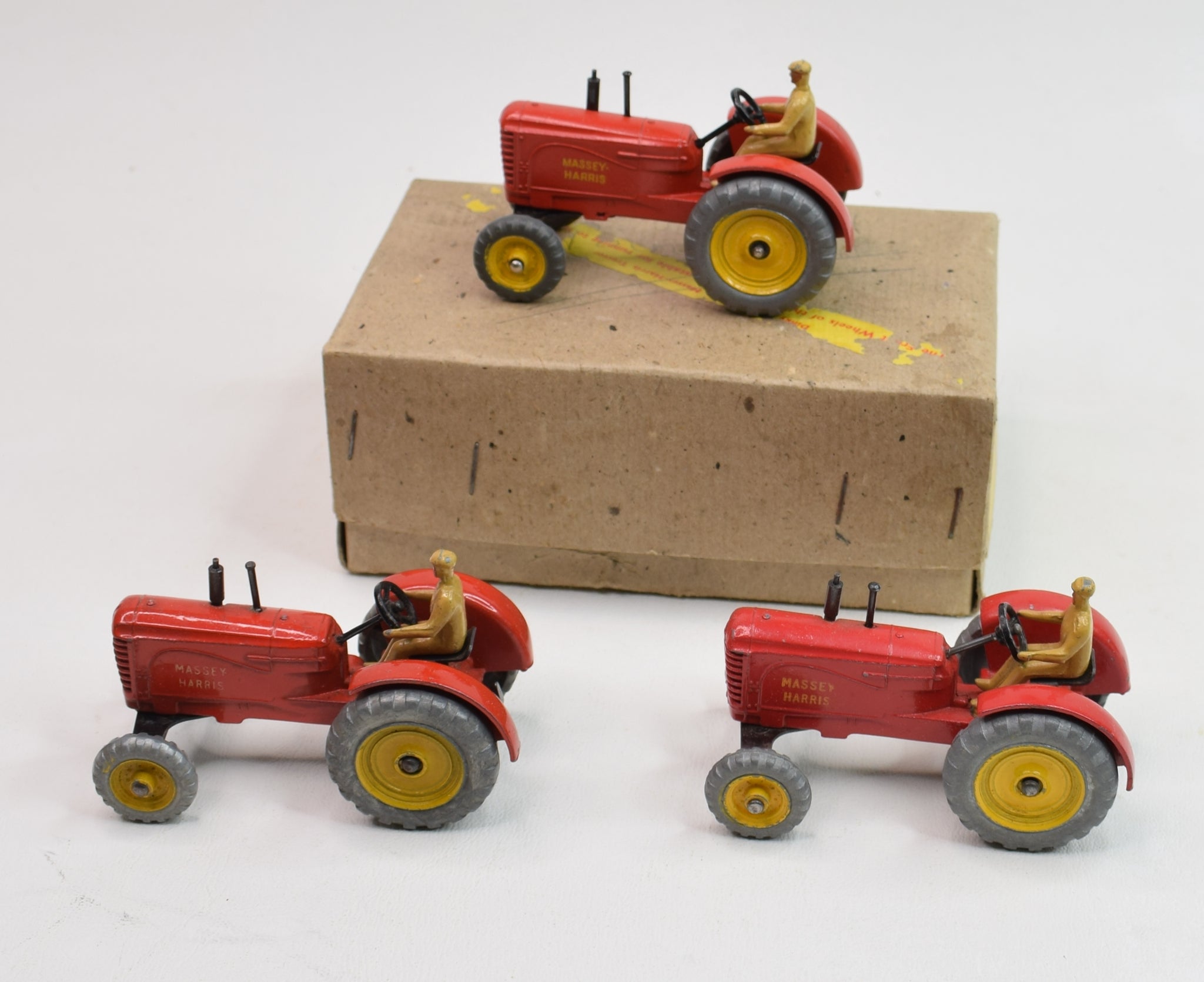 Massey-Harris Tractor 0300 G-1a (1954) - Dinky Toys Massey-Harris Tractor 0300 G-1a (1954) - Dinky Toys