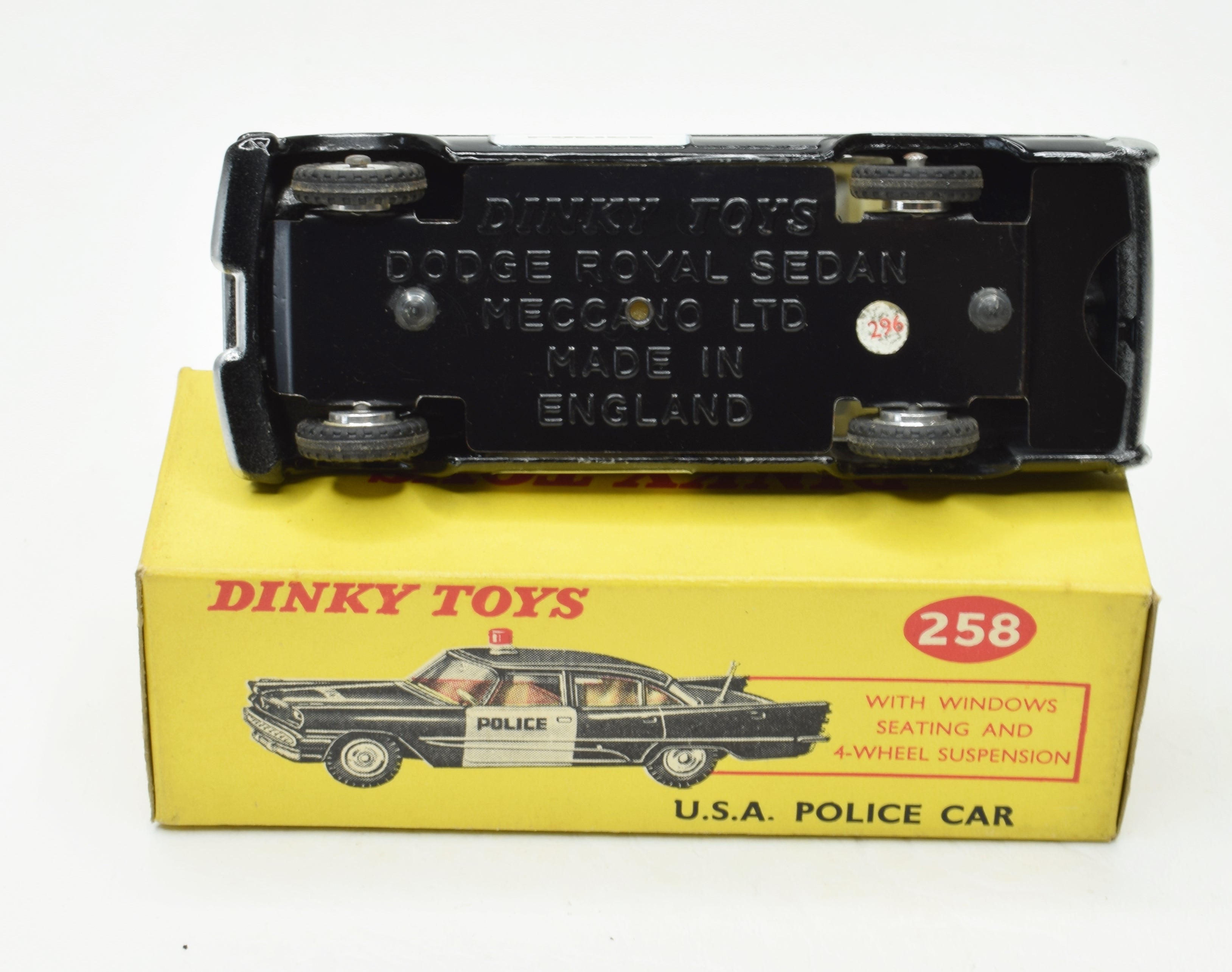 La Dodge Royal Sedan Police miniature de Dinky Toys England au 1/43e La Dodge Royal Sedan Police miniature de Dinky Toys England au 1/43e