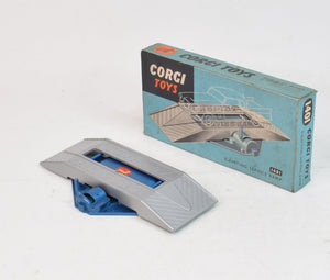 Corgi toys 1401 Elevating service ramp Virtually Mint/Boxed