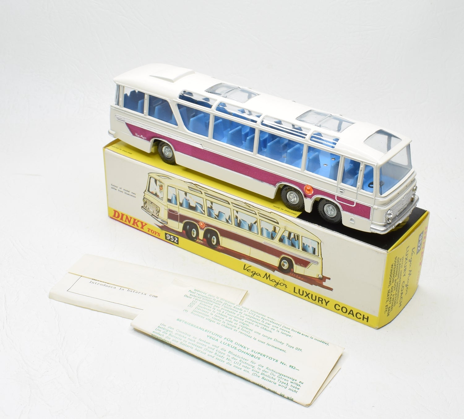 Dinky toys 952 Vega Major Luxury Coach Mint/Boxed 'Finley' Collection (Yellow base)