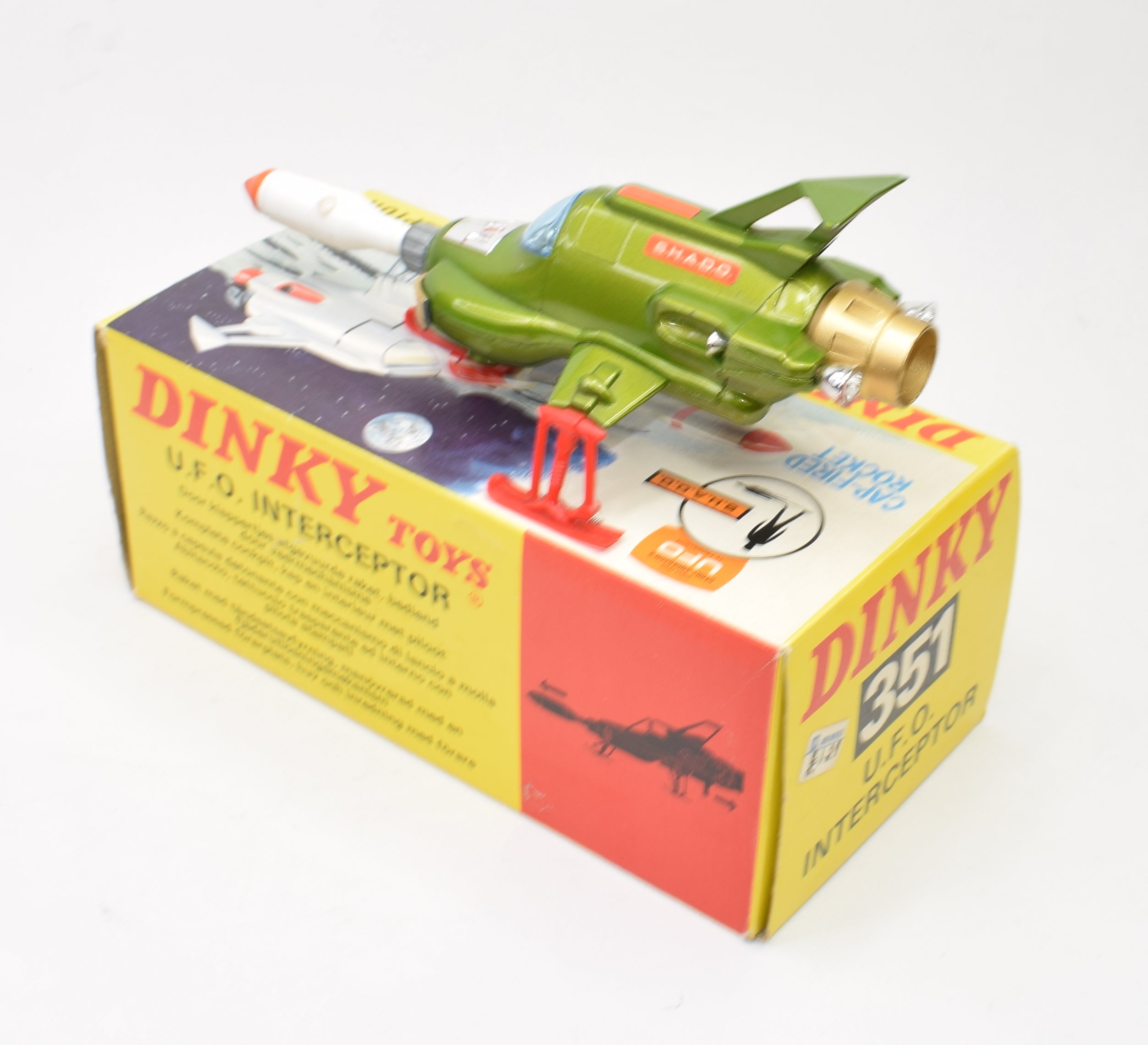 A Dinky Toys No. 351 UFO Interceptor and a No. 353 Shado 2 Mobile, both with bubble packs with card A Dinky Toys No. 351 UFO Interceptor and a No. 353 Shado 2 Mobile, both with bubble packs with card